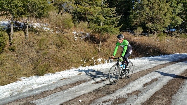 cyklista na sněhu.jpg