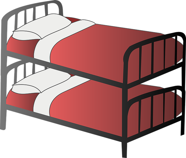 patrová postel kreslená s červenou dekou.png